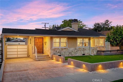 Photo of 2040 W Kenneth Road, Glendale, CA 91201 (MLS # GD26126367)
