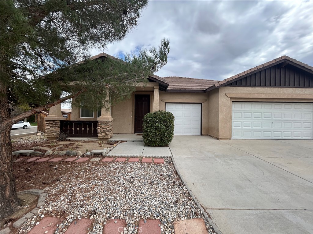 Main image without alt text