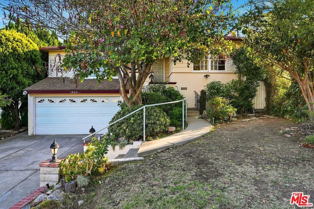 Photo of 1409 Thayer Avenue, Los Angeles, CA 90024 (MLS # 26855655)