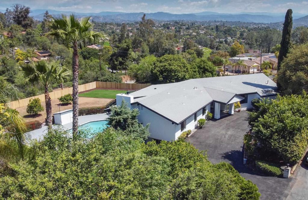 1051 W VIA RANCHO
