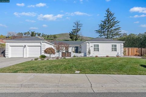 Photo of 1197 Larch Ave Ave, Moraga, CA 94556 (MLS # 41123116)
