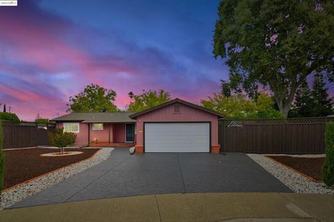 Photo of 3861 Maplewood Ct Ct, Concord, CA 94519 (MLS # 41114791)