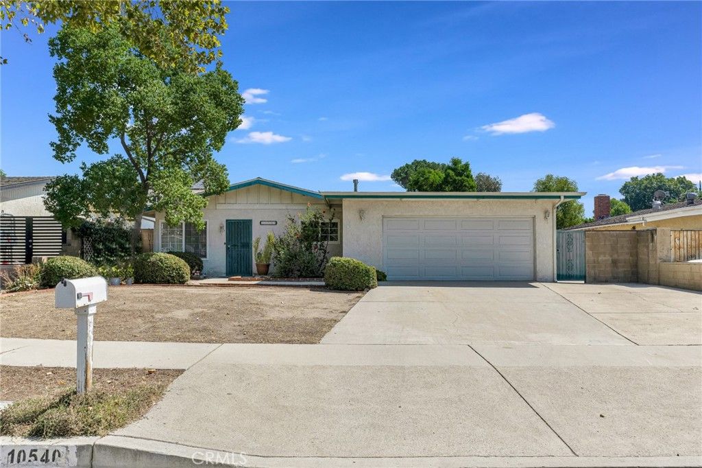 Photo of 10540 Eton Avenue, Chatsworth, CA 91311 (MLS # SR25200780)