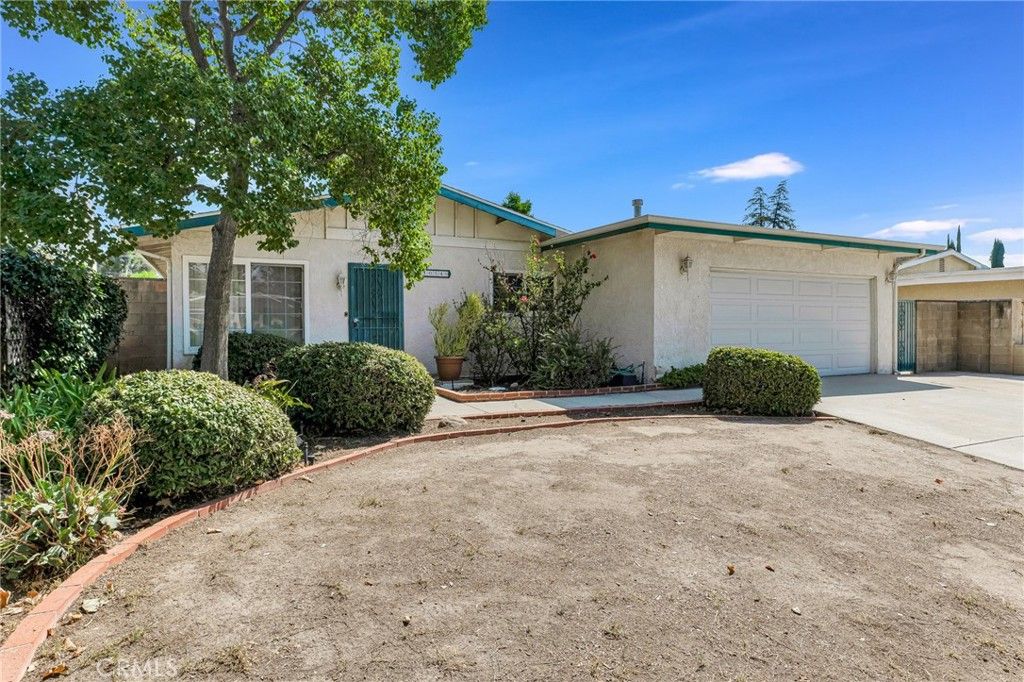Photo of 10540 Eton Avenue, Chatsworth, CA 91311 (MLS # SR25200780)