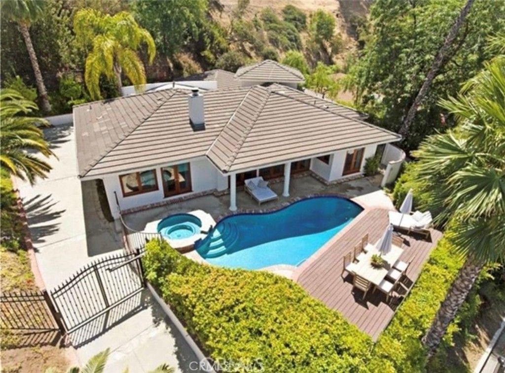 Photo of 17716 Alonzo Pl, Encino, CA 91316 (MLS # SR25237876)