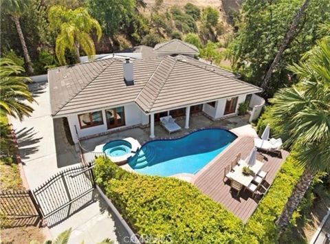 Photo of 17716 Alonzo Pl, Encino, CA 91316 (MLS # SR25237876)