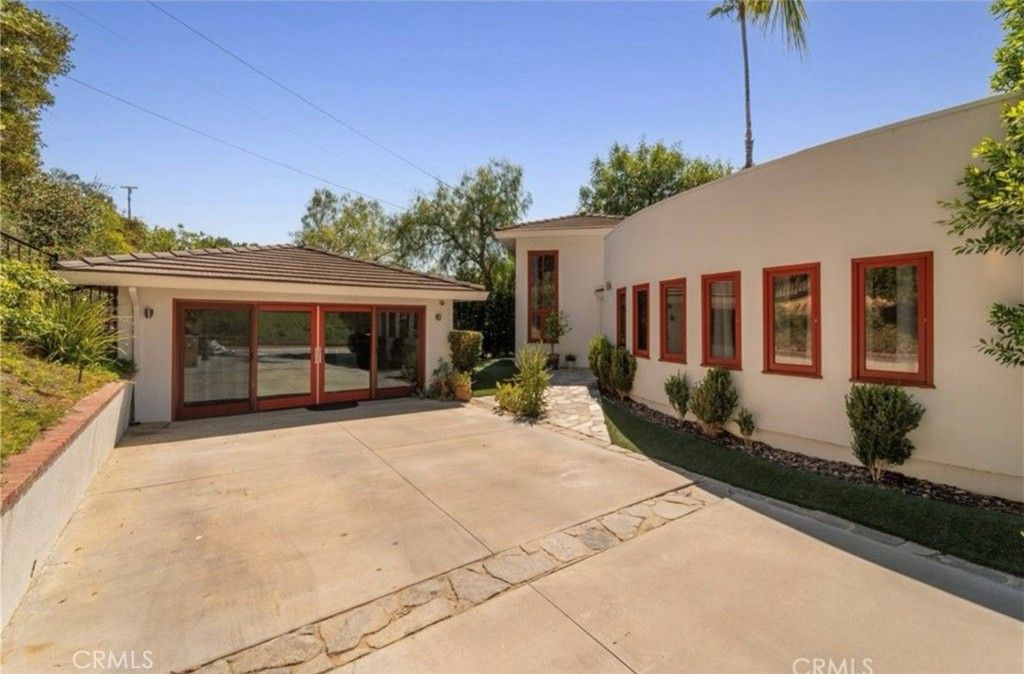 Photo of 17716 Alonzo Pl, Encino, CA 91316 (MLS # SR25237876)
