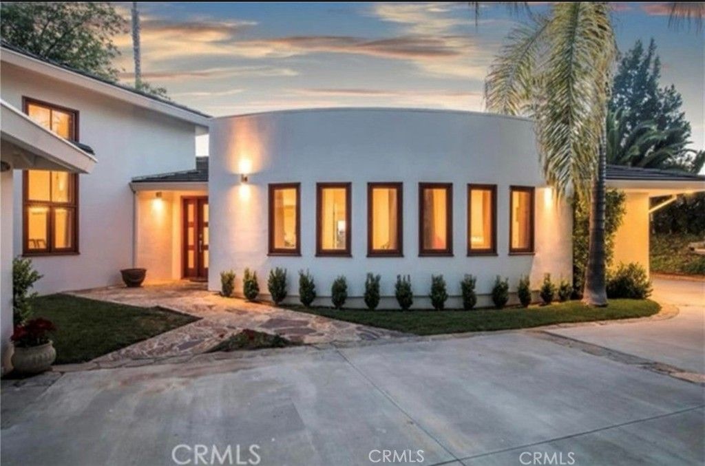 Photo of 17716 Alonzo Pl, Encino, CA 91316 (MLS # SR25237876)