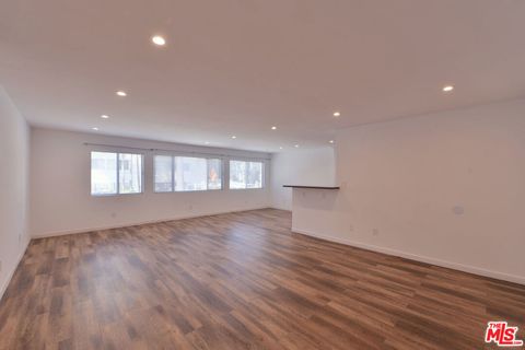 Photo of 136 S Palm Drive #102, Beverly Hills, CA 90212 (MLS # 26642375)