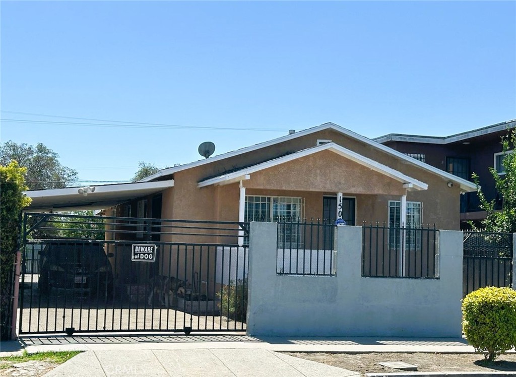 CHARMING SINGLE FAMILY HOME in the Heart of Los Angeles - Ideal Starter Home !!
Very cozy and well maintained home, perfect for first-time buyers or anyone looking to be centrally located to everything Los Angeles has to offer.
Situated on a generously sized lot, this home features 3 bedrooms and 1 bathrooms. The home offers a spacious Open floor plan that seamlessly connects the living, dinning and kitchen areas, perfect for everyday living and entertaining. Remodeled kitchen with modern cabinetry and granite countertops.
The oversized driveway runs from the front of the home all the way to the rear, providing ample parking and maximizing the use of the lot. The large backyard offers endless potential to expand, build ADU, or create your dream outdoor living space. Zoned LAR2, there's potential to build a second unit (buyer to verify with city)
Conveniently located with easy access to 110 and 105 Freeways, close to USC, LAX, SoFi Stadium, museums and other local amenities.