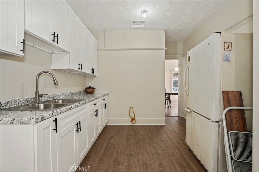 1037 W 46th Street