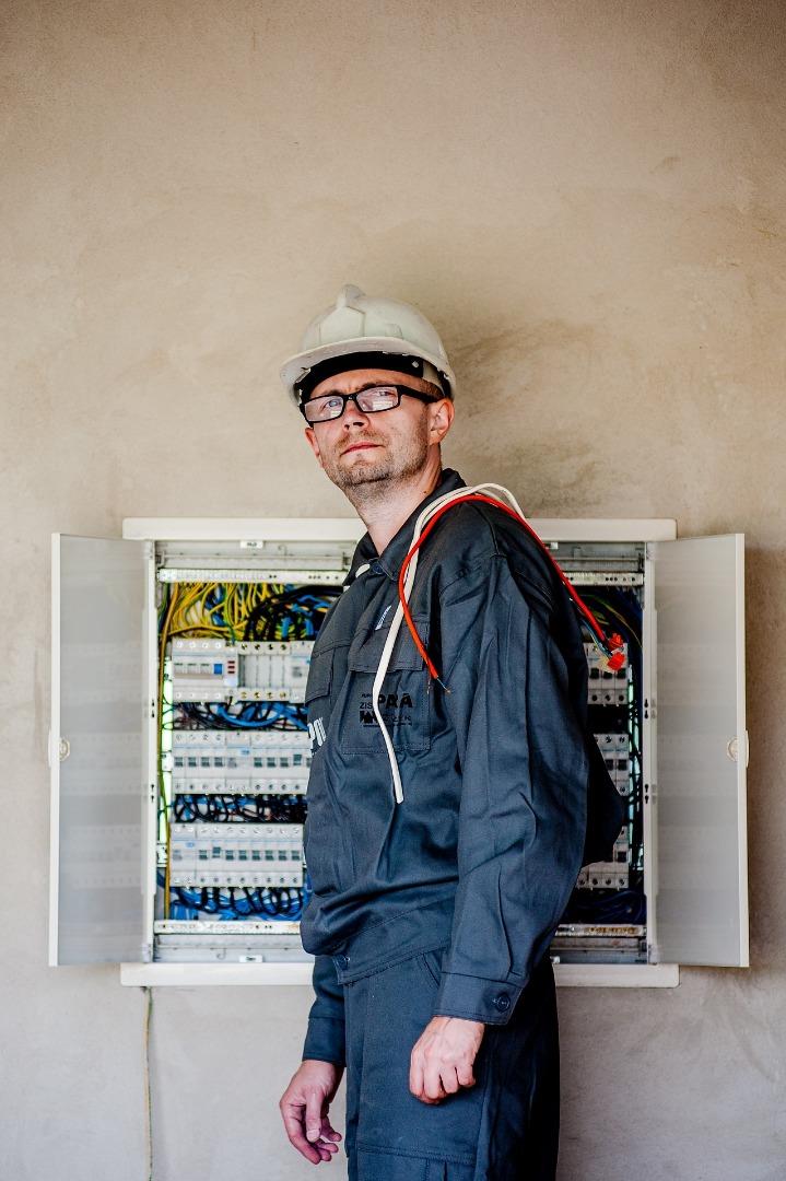 Owner is retiring after more than 30 years of providing electrician services to contractors, residential, and the growing business in the Santa Cruz area. Does no advertising as they have long term and local customers. The "phone rings everyday" with new business. Outstanding reputation. Tax returns avail for qualified buyer. Owner profit is documented to IRS with over $175,000 in revenue to owner. Owner will work with new buyer to transition customers, work with team as a consultant over time if desired. Will be moving to northern California to retire.