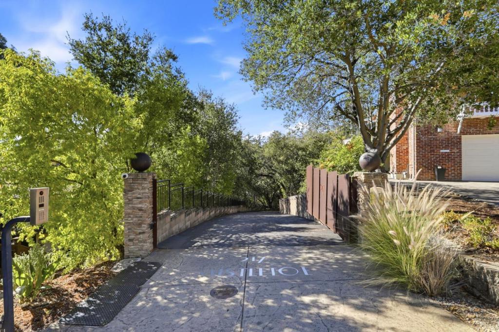 217 Mistletoe Road