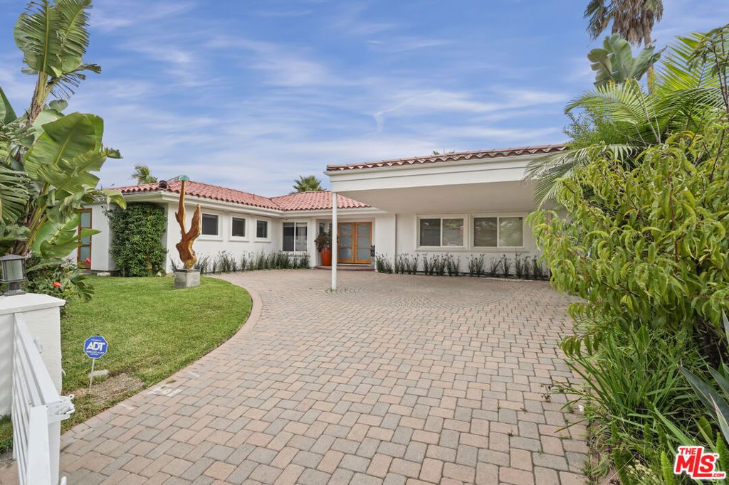 Photo of 16906 Enchanted Place, Pacific Palisades, CA 90272 (MLS # 25597751)