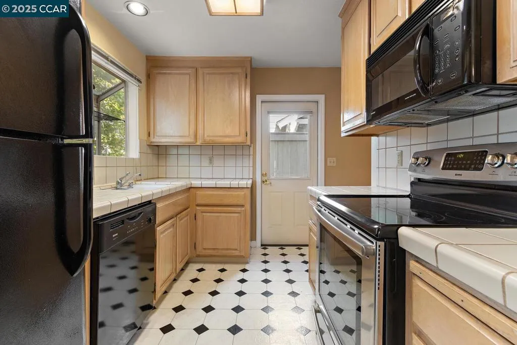 Martinez, California 94553, United States, 2 Bedrooms Bedrooms, ,3 BathroomsBathrooms,Residential,Active,162987