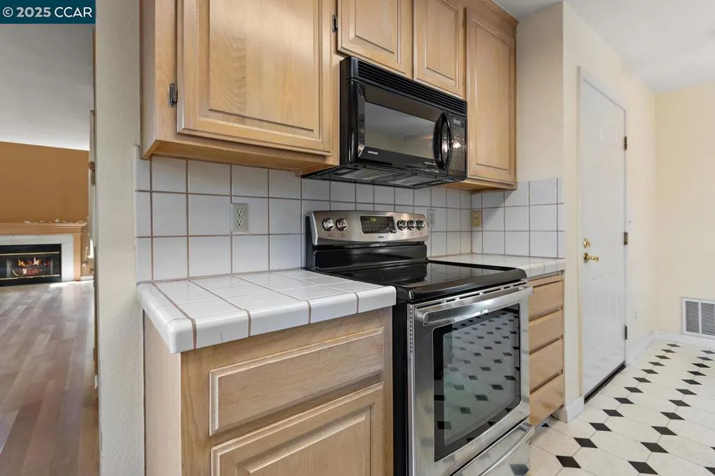 Martinez, California 94553, United States, 2 Bedrooms Bedrooms, ,3 BathroomsBathrooms,Residential,Active,162987