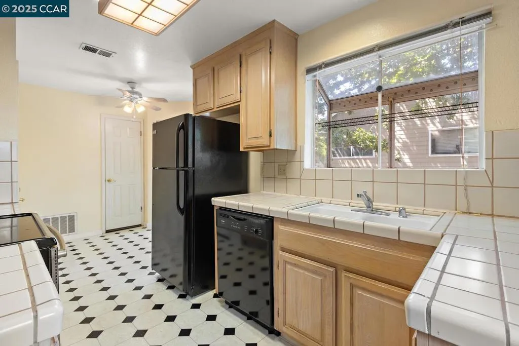 Martinez, California 94553, United States, 2 Bedrooms Bedrooms, ,3 BathroomsBathrooms,Residential,Active,162987