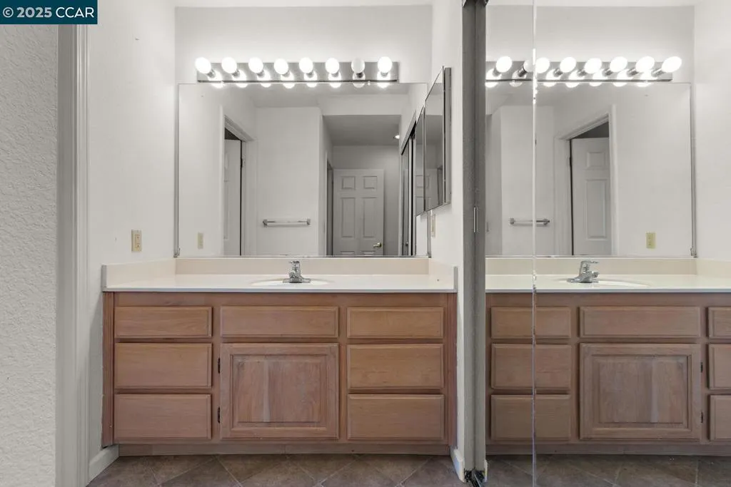 Martinez, California 94553, United States, 2 Bedrooms Bedrooms, ,3 BathroomsBathrooms,Residential,Active,162987