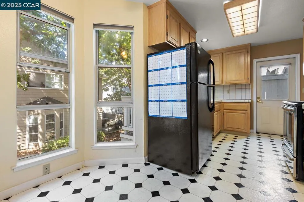 Martinez, California 94553, United States, 2 Bedrooms Bedrooms, ,3 BathroomsBathrooms,Residential,Active,162987