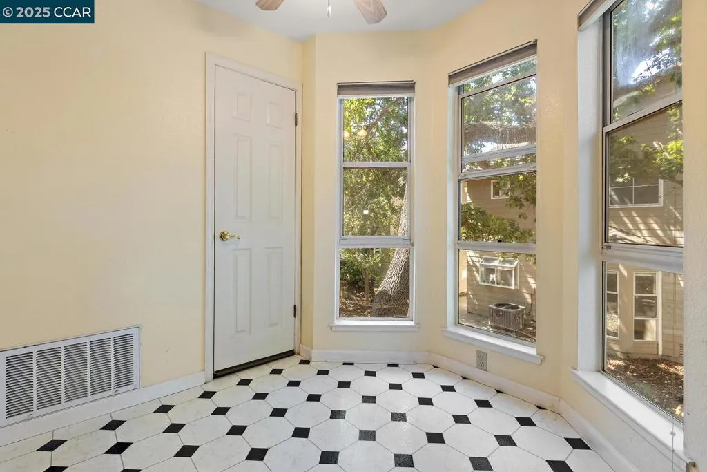 Martinez, California 94553, United States, 2 Bedrooms Bedrooms, ,3 BathroomsBathrooms,Residential,Active,162987