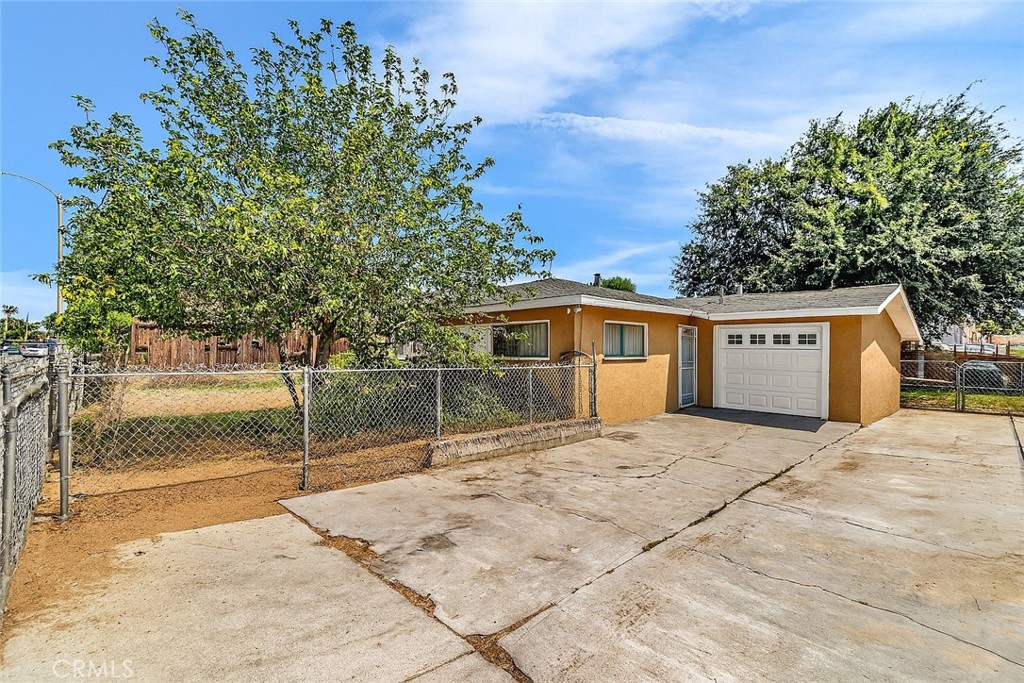 Welcome to this 3-bedroom, 2-bathroom home situated on a spacious 10,000+ sq. ft. lot in the desirable La Sierra area of Riverside. Perfectly located near La Sierra Park, schools, shops, Tyler Mall, and with quick access to the 91 freeway, this property offers both convenience and potential.
The home features laminate flooring in the main living areas and a kitchen that opens to the family room, complete with a cozy fireplace. The generous primary bedroom boasts its own private bathroom and two closets for ample storage.
The expansive lot includes RV parking with hookups, two separate driveways, and plenty of space in the back with potential to build an ADU or lot split. Whether you’re a first time buyer or looking for an investment opportunity, this property is a smart choice for the savvy buyer.