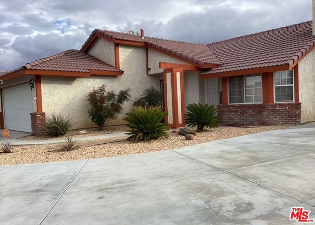 Photo of 1518 E Avenue J12, Lancaster, CA 93535 (MLS # 25535901)