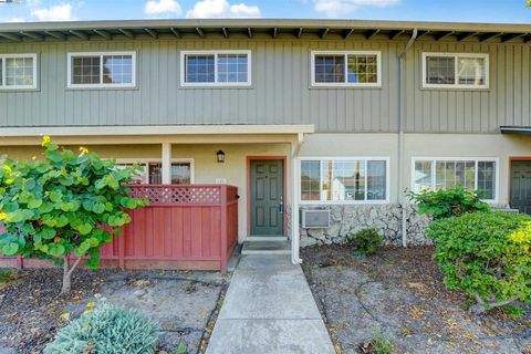 Photo of 650 Fargo Ave Ave #4, San Leandro, CA 94579 (MLS # 41112017) Photo of 650 Fargo Ave Ave #4, San Leandro, CA 94579 (MLS # 41112017)