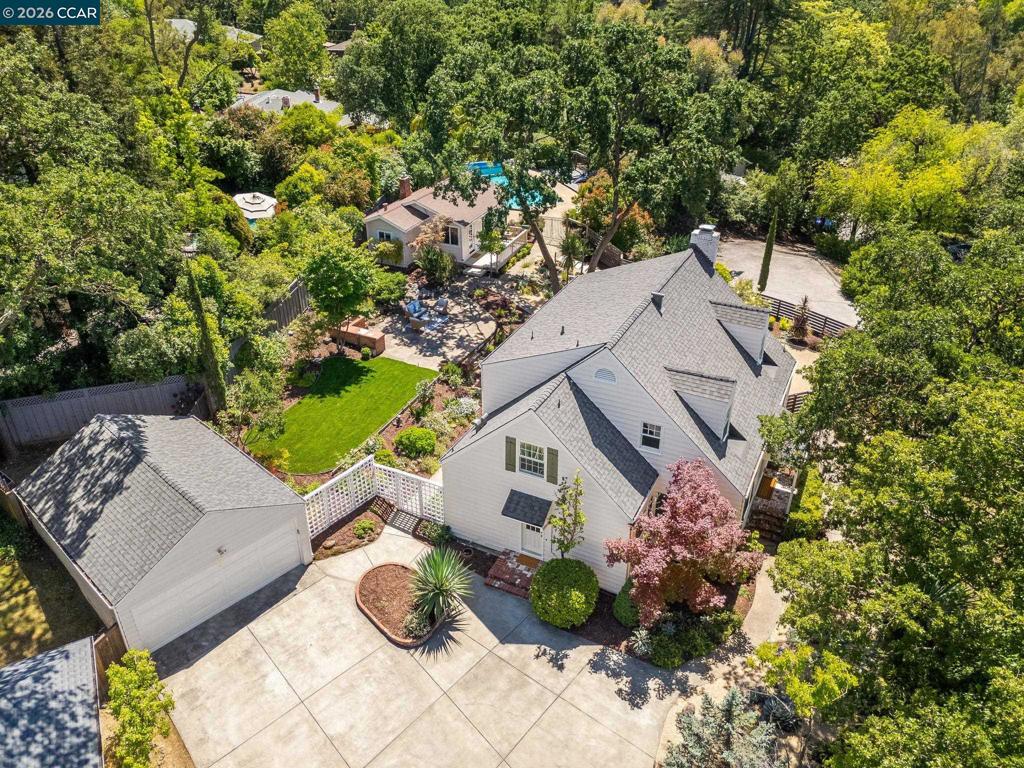 425 Lakewood Cir