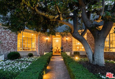 Photo of 601 Woodruff Avenue, Los Angeles, CA 90024 (MLS # 25575629)