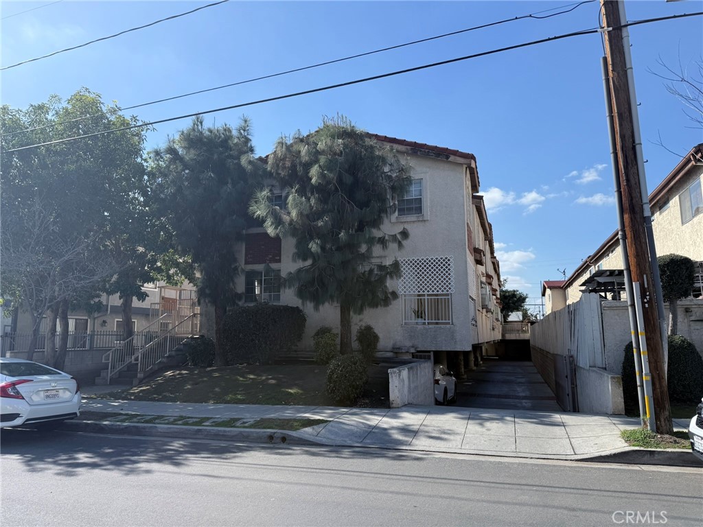 LOCATION, LOCATION, LOCATION! Nestled in the heart of the San Gabriel Valley, offers unbeatable convenience just 2 blocks east of New Ave. and half a block north of Valley Blvd. It is a master room for rent with own bathroom but shared kitchen! Walking distance to 99 Ranch Supermarket, banks, schools, bus stops, and Hilton.