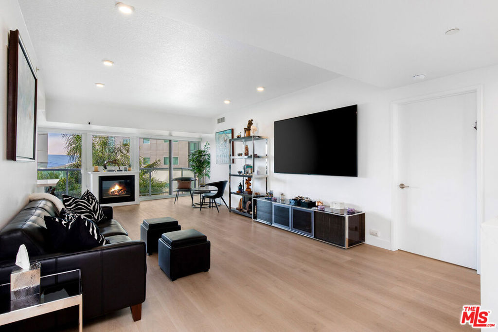 13600 MARINA POINTE Drive 401