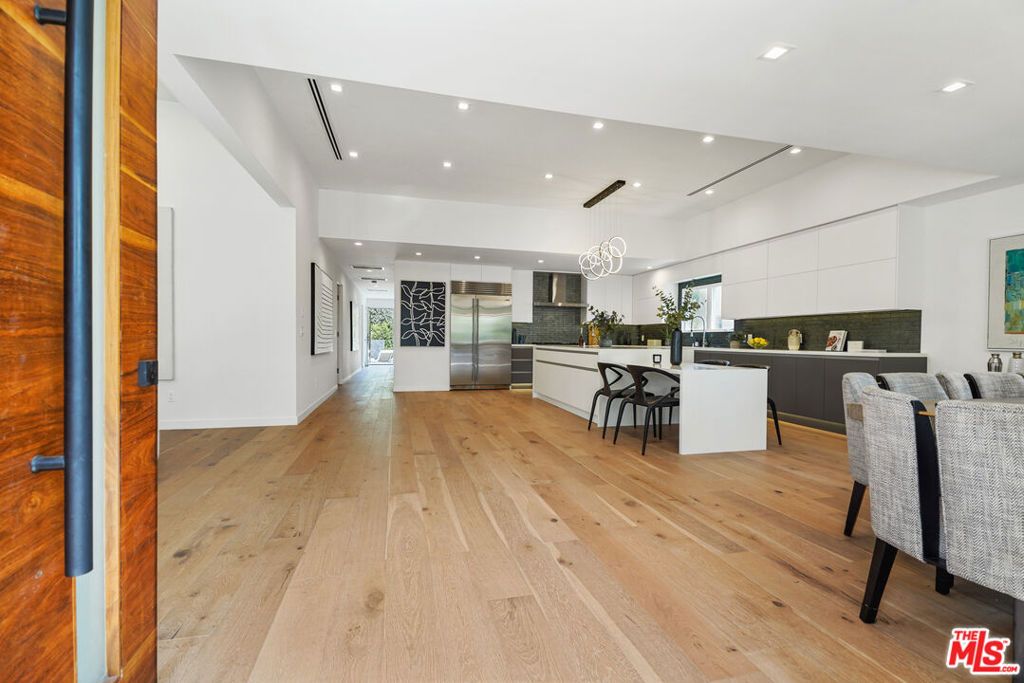 Photo of 334 S Sycamore Avenue, Los Angeles, CA 90036 (MLS # 25610391)