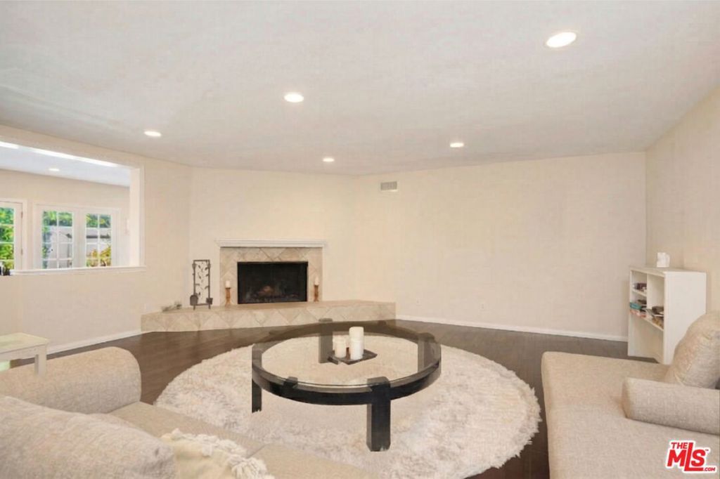 Photo of 16155 Otsego Street, Encino, CA 91436 (MLS # 26665593)