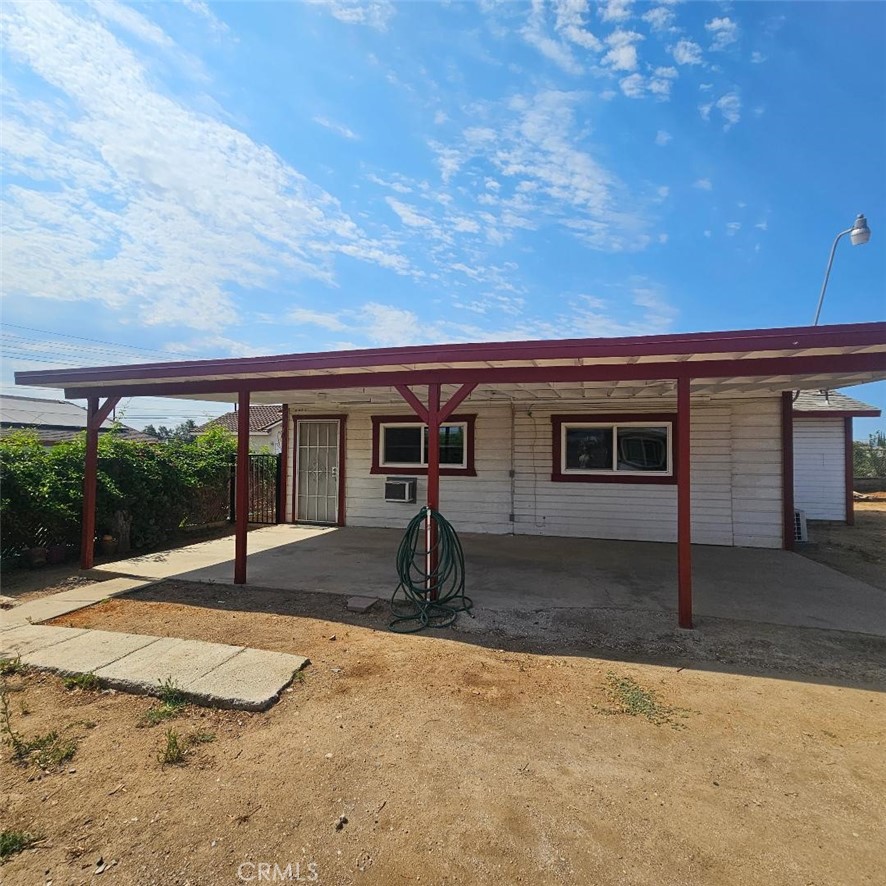 Charming single story home the features 1 very spacious bedroom with a large walk-in closet. Kitchen with tile counter tops and open to the family room. Laminate flooring throughout the home. Large covered patio. Close to shopping.