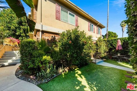 Photo of 11585 Riverside Drive #1, Valley Village, CA 91602 (MLS # 26640347)