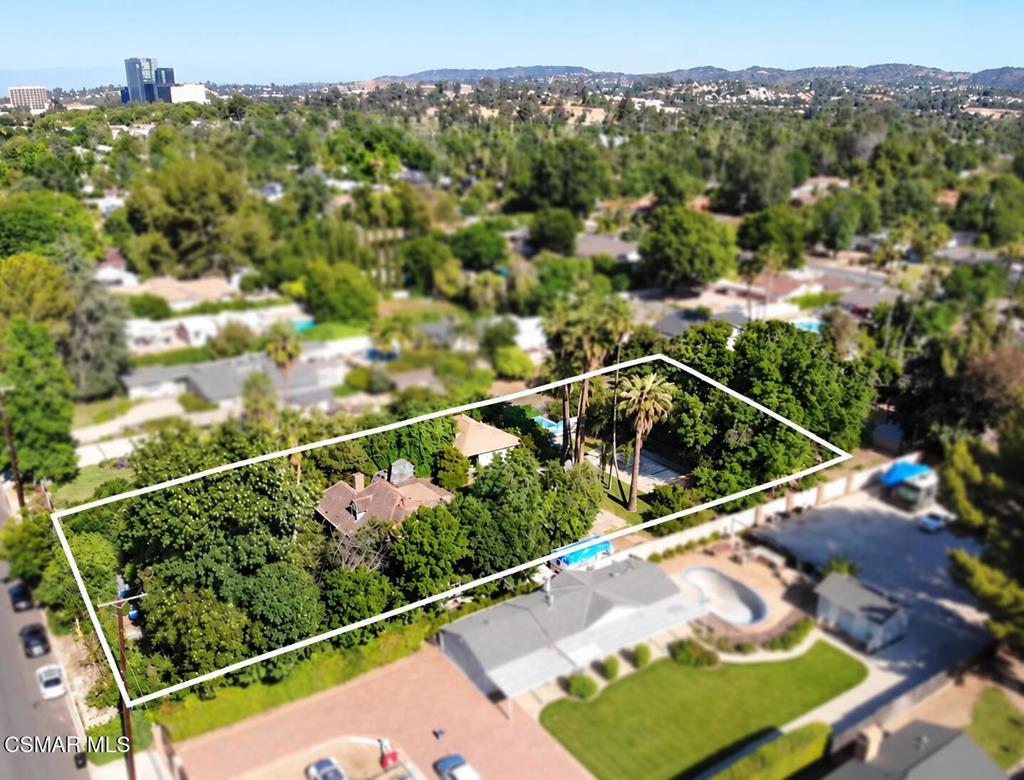 Photo of 22722 Erwin Street, Woodland Hills, CA 91367 (MLS # 226004553)