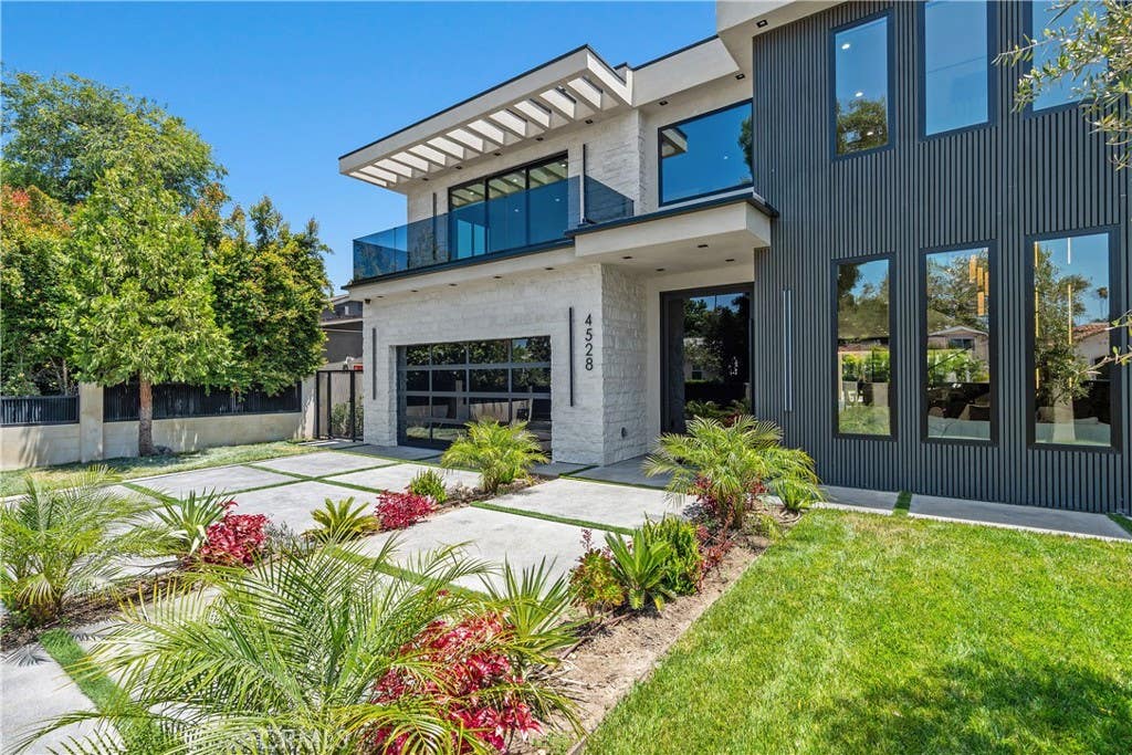 Photo of 4528 Matilija Avenue, Sherman Oaks, CA 91423 (MLS # PF26108400)