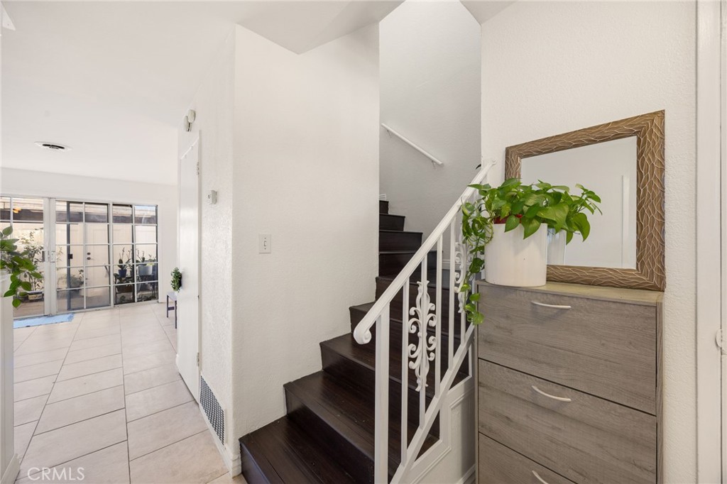 402 N Cerritos