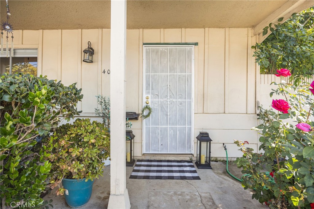 402 N Cerritos