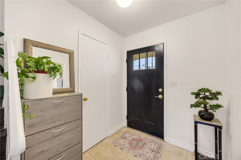 402 N Cerritos