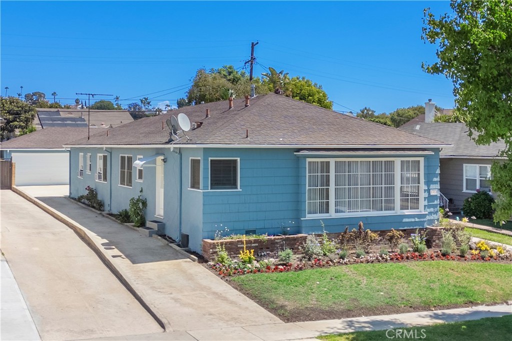 This Updated Duplex offers Two Spacious 2-bedroom/1-bath units delivered completely Vacant and is move in ready with a functional layout. With 2,174 square feet of living space on a generous 7,068 square foot lot, this property is ideal for both owner-users and investors seeking strong income potential in Ladera Heights.
Both units feature freshly painted interiors, hardwood floors, ceiling fans, stainless steel appliances, and convenient in-unit washer and dryers. The exterior has been freshly painted, giving the Property has a clean, modern look. There are Two Detached Garages in the back of the lot which provide excellent potential to maximize on NEW SB 79 by performing an ADU Conversion, allowing someone to maximize the upside. The oversized lot offers flexibility for future improvements while still maintaining ample yard space and parking.
Situated in a central location with easy access to Culver City, the new Crenshaw/LAX Metro Line, Kenneth Hahn Park, and major freeways, this property is surrounded by strong rental demand and neighborhood growth. 5918 S Fairfax Ave blends move-in-ready condition with future upside in one of Los Angeles’s most promising areas.