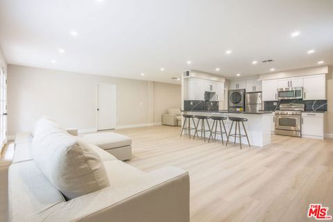 Photo of 22022 Lopez Street, Woodland Hills, CA 91364 (MLS # 26658751)