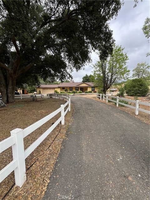 Photo of 33456 Steele Ave, Agua Dulce, CA 91390 (MLS # SR26070667)