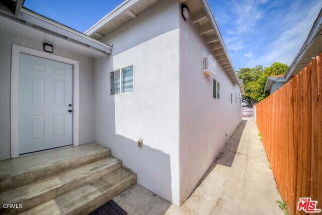 Spacious studio with 1 bath, updated kitchen, and an open floor plan. Just minutes from USC, major freeways, and the vibrant heart of Downtown Los Angeles. Recently updated and upgraded, this property combines classic bungalow charm with modern comfort and convenience.
