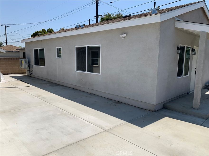 Brand new construction in 2025. Has not been lived in. Modern ADU. New windows, kitchen, living room, 2 bedrooms, master suite. 2 full baths. New recessed lighting, washer dryer hookups indoor. New solar panels. Huge counter tops, new lighting etc....