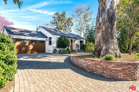 Photo of 4818 Placidia Avenue, Toluca Lake, CA 91601 (MLS # 26791601)