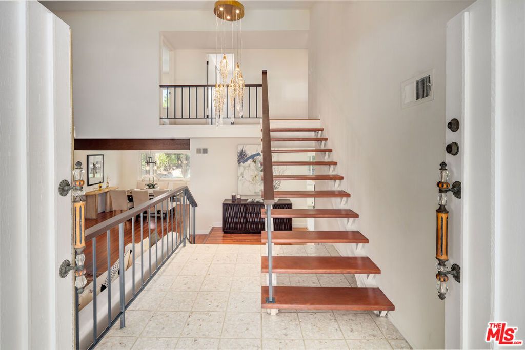 Photo of 2332 N Justin Avenue, Simi Valley, CA 93065 (MLS # 25606577)