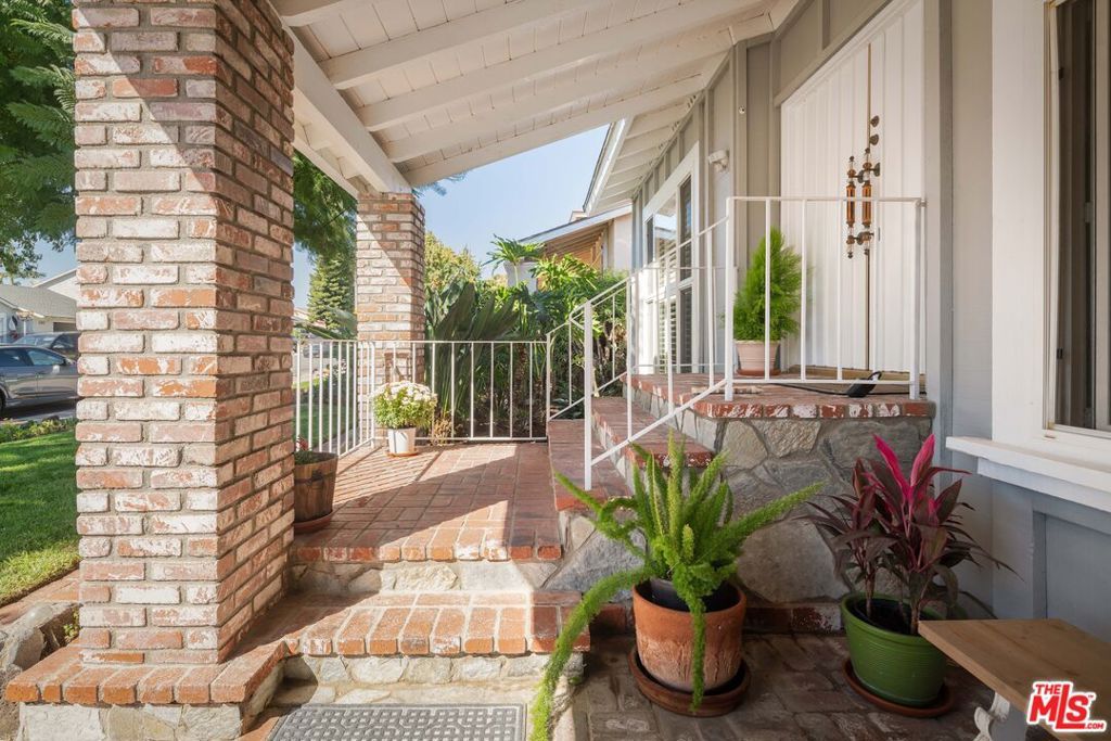 Photo of 2332 N Justin Avenue, Simi Valley, CA 93065 (MLS # 25606577)