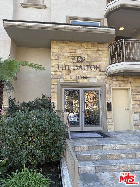 Photo of 11540 Moorpark Street #101, Studio City, CA 91602 (MLS # 26636331)