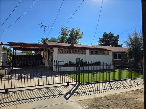 Photo of 411 W Acacia Ave, Hemet, CA 92543 (MLS # SW25242810)